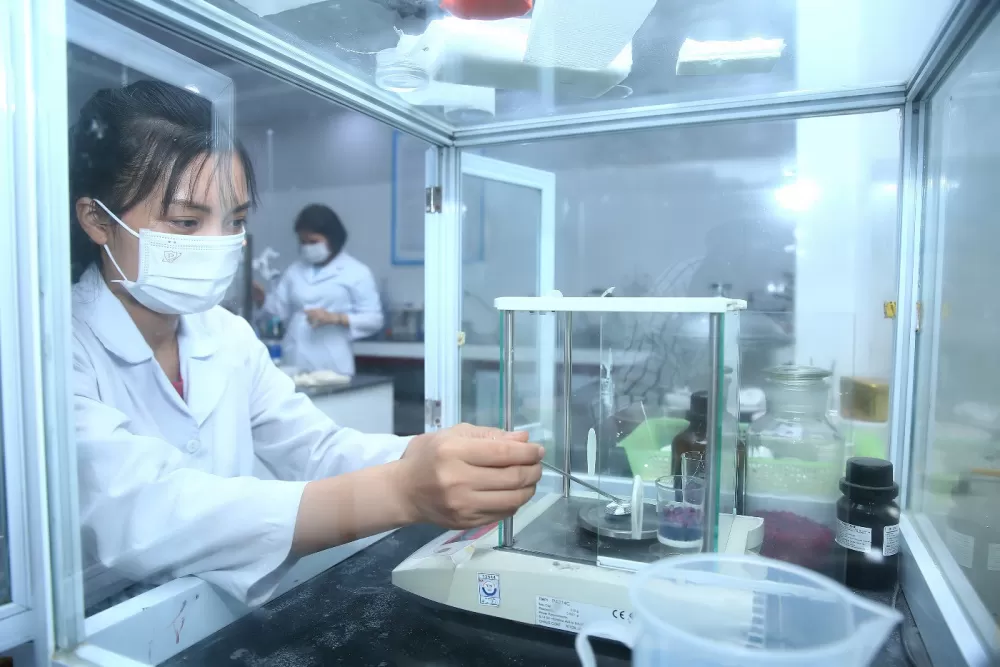 Nghị định 25/2026/NĐ-CP quy định việc &aacute;p dụng nguy&ecirc;n tắc h&oacute;a học xanh trong thiết kế v&agrave; lựa chọn c&ocirc;ng nghệ, thiết bị, bao gồm y&ecirc;u cầu giảm chất thải nguy hại, tăng hiệu quả sử dụng năng lượng, gi&aacute;m s&aacute;t ph&aacute;t thải theo thời gian thực v&agrave; giảm thiểu khả năng xảy ra sự cố