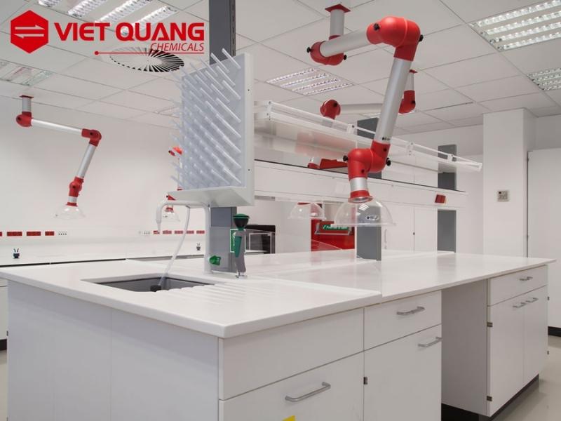 gia-treo-dung-cu-thi-nghiem