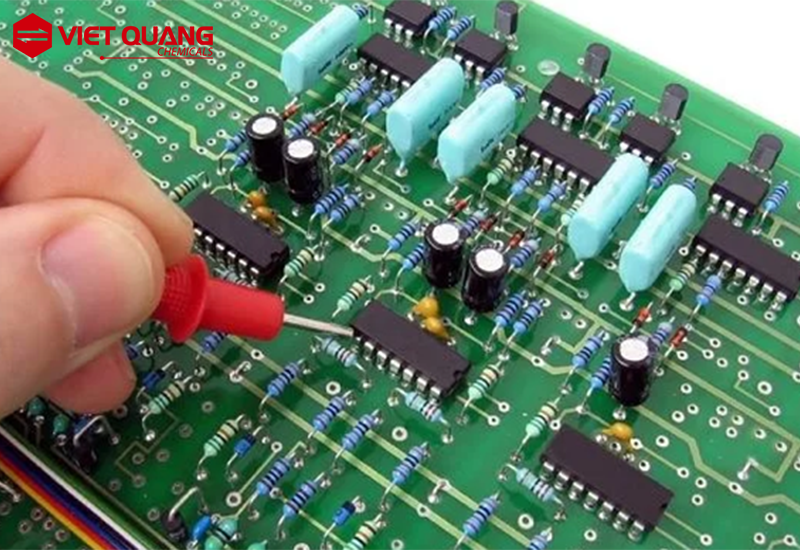 Vệ sinh bảng mạch điện tử PCB bằng Isopropyl Alcohol 99%