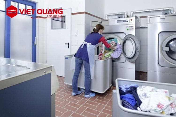 Giặt khô quần áo