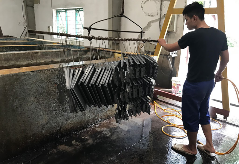 tẩy dầu mỡ công nghiệp bằng phương pháp phun