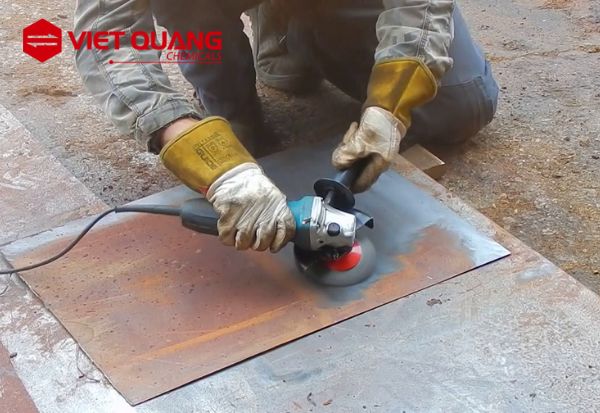 tẩy gỉ bằng máy mài