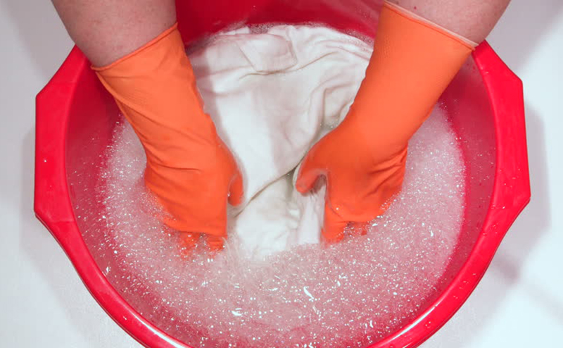 Đeo đồ bảo hộ khi sử dụng nước tẩy rửa javen